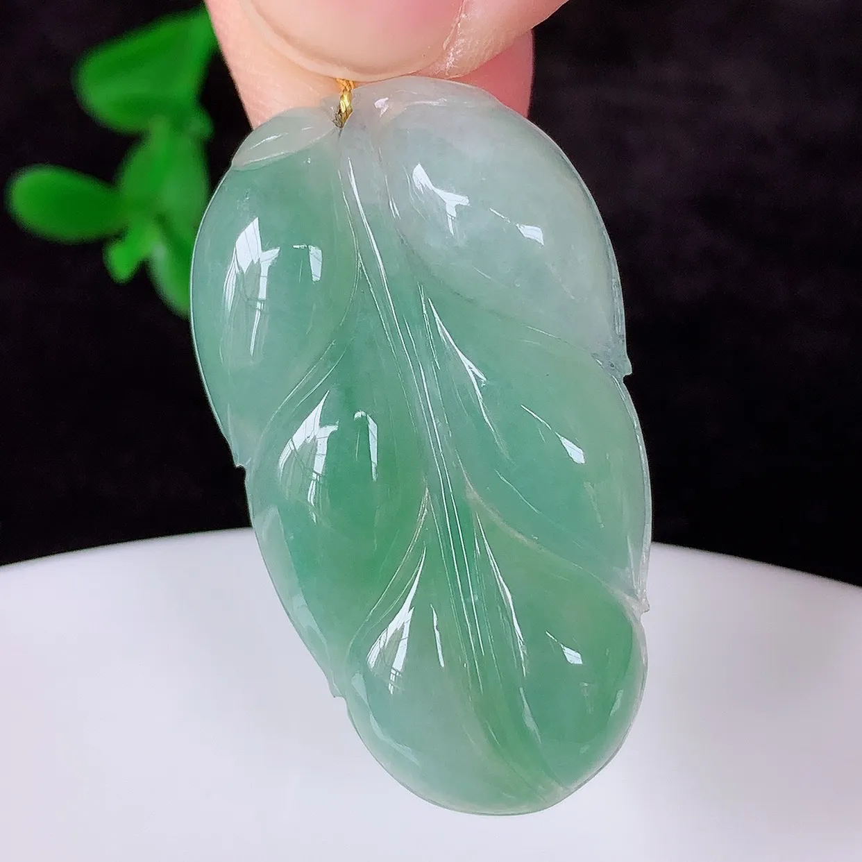 自然光实拍，冰润冰飘绿翡翠事业有成叶子吊坠，莹润且起胶，叶子清秀优雅，佩戴大业有成！#00.14