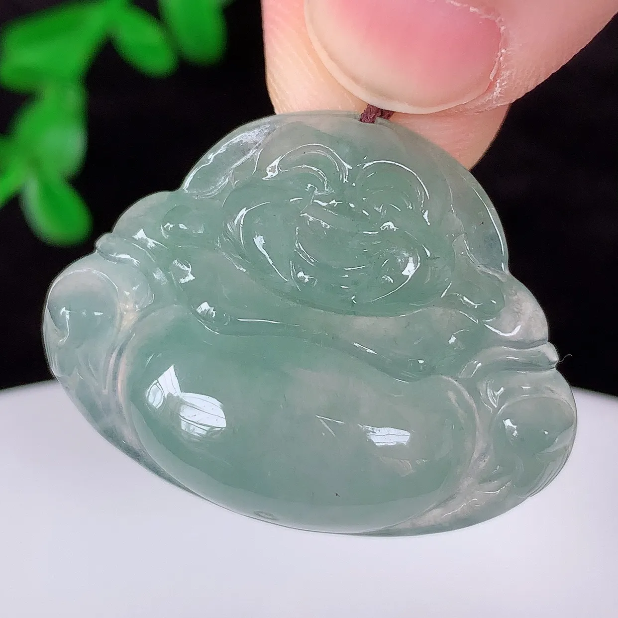 自然光实拍，冰润冰种翡翠佛公吊坠，饱满， 佛公亦保平安，寓意有福（佛公）相伴，配戴优雅迷人！#46.14