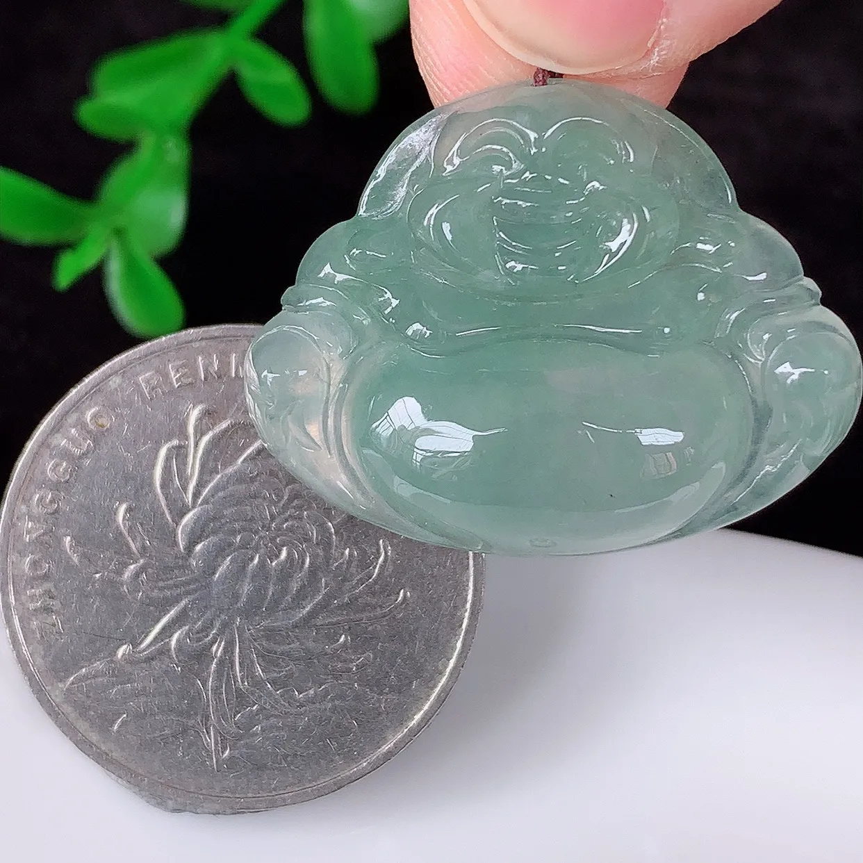 自然光实拍，冰润冰种翡翠佛公吊坠，饱满， 佛公亦保平安，寓意有福（佛公）相伴，配戴优雅迷人！#46.14