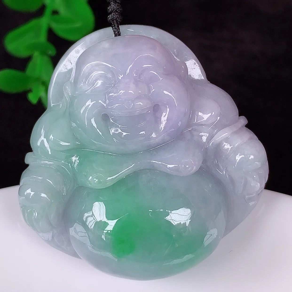自然光实拍，大件厚装冰润冰糯种春彩翡翠佛公吊坠，饱满， 佛公亦保平安，寓意有福（佛公）相伴，配戴优雅