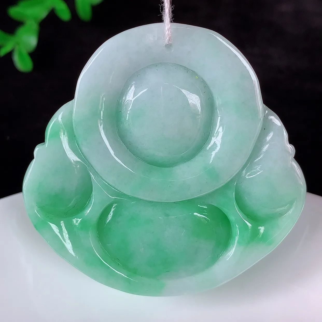 自然光实拍，大件厚装冰润冰糯种飘阳绿翡翠佛公吊坠，饱满， 佛公亦保平安，寓意有福（佛公）相伴，配戴优雅迷人！#46.14