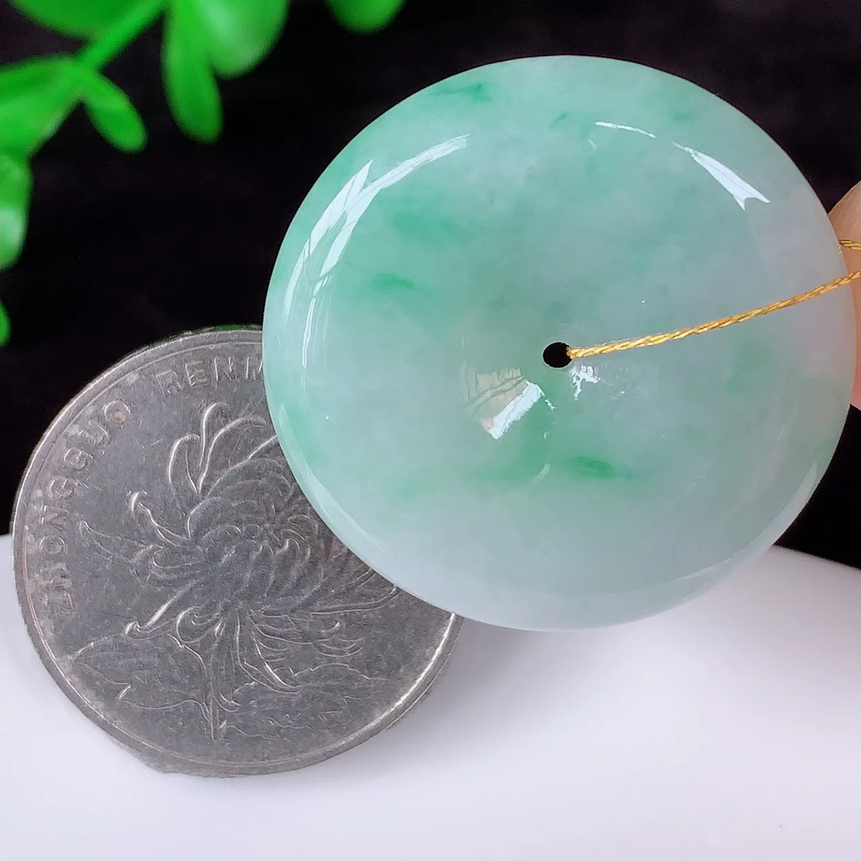 自然光实拍，冰润冰糯种飘绿翡翠平安扣吊坠，翡翠平安扣，冰透，灵动飘逸，寓意平平安安，平安扣佩戴端庄漂亮！#00.14