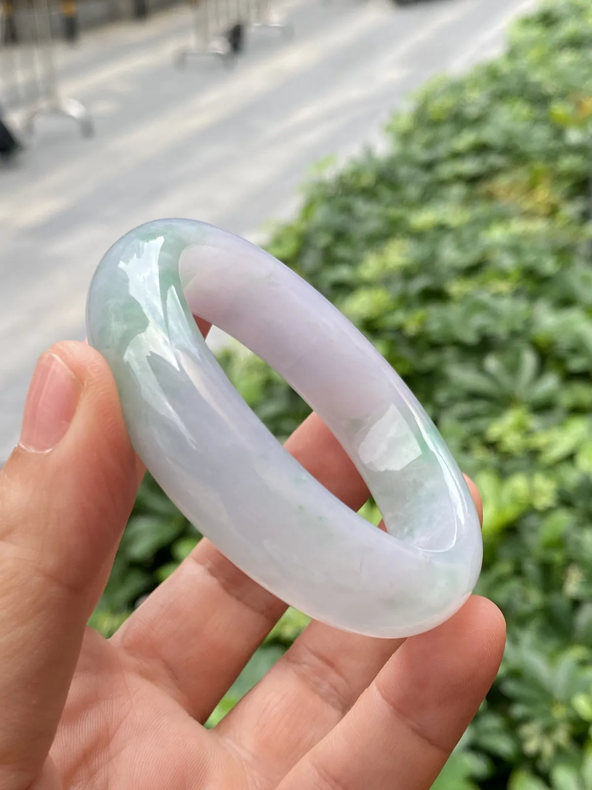 推荐【54圈冰绿春彩镯】冰透，起光，整圈淡紫罗兰飘绿，水润，无纹裂，品相超佳，超值～～ 54*13*8.8