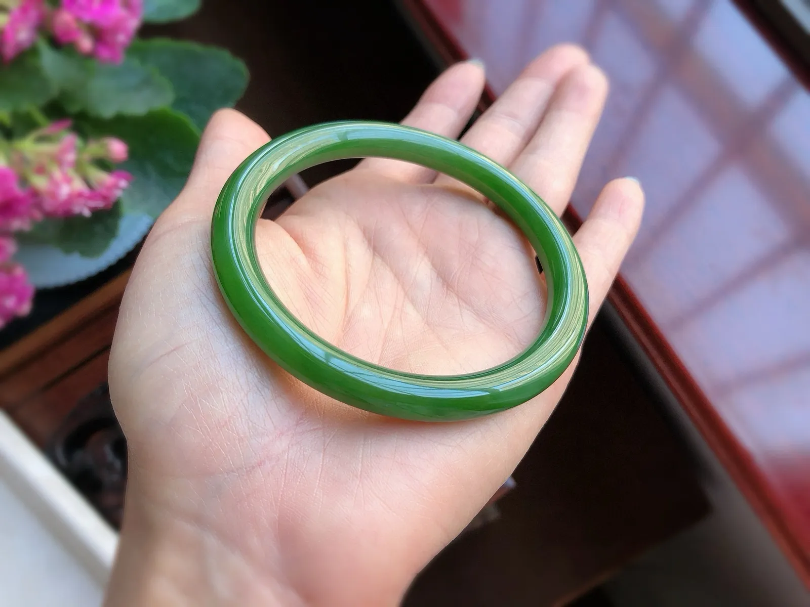 圈口61.5  尺寸8*8.8  天然和田玉 碧玉手镯，满色阳绿大圈口，精品老坑料，质地温润，底子冰透