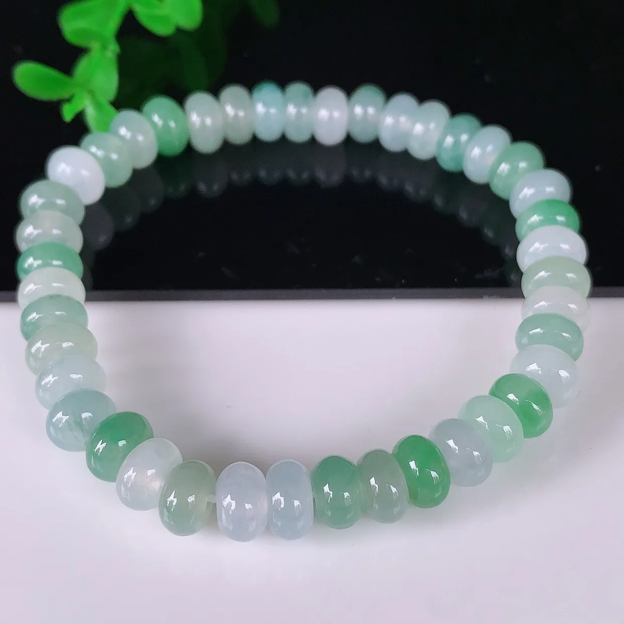 自然光实拍，冰润冰种三彩飘花翡翠算盘珠手串手链，种老水足，冰清玉润  颜色漂亮  #46.14取一尺寸7.5*4.5mm