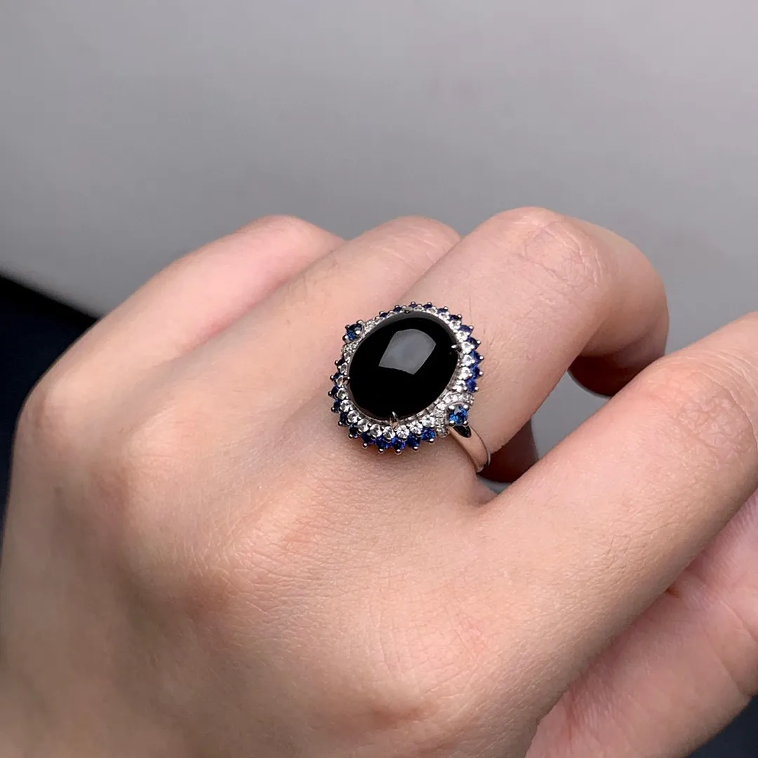 缅甸墨翠蛋面戒指，黑度极黑 种老肉质细 胶感好 打灯阳绿 冰透十足，18k白金伴蓝宝石豪镶，上手大气有气质～