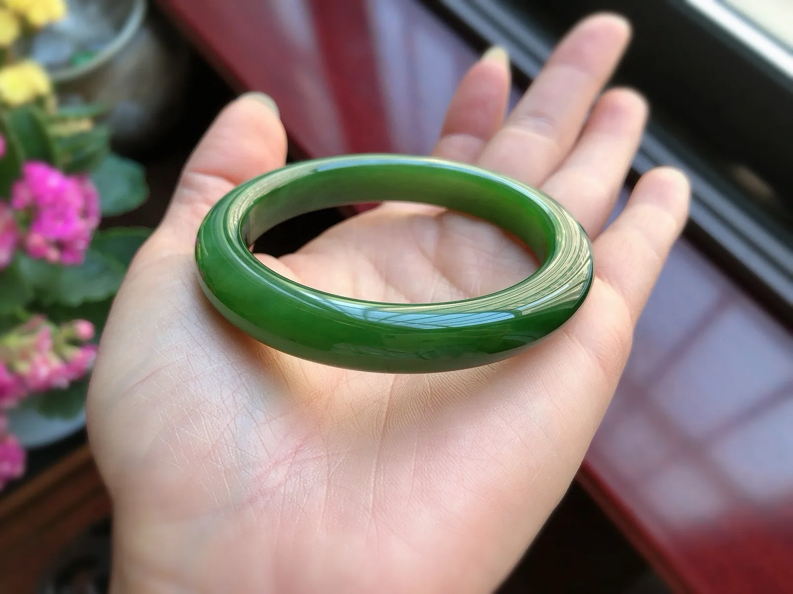圈口53.7  尺寸10.4*8.6 天然和田玉 碧玉手镯，满色菠菜绿，精品老坑料，质地温润，底子冰透