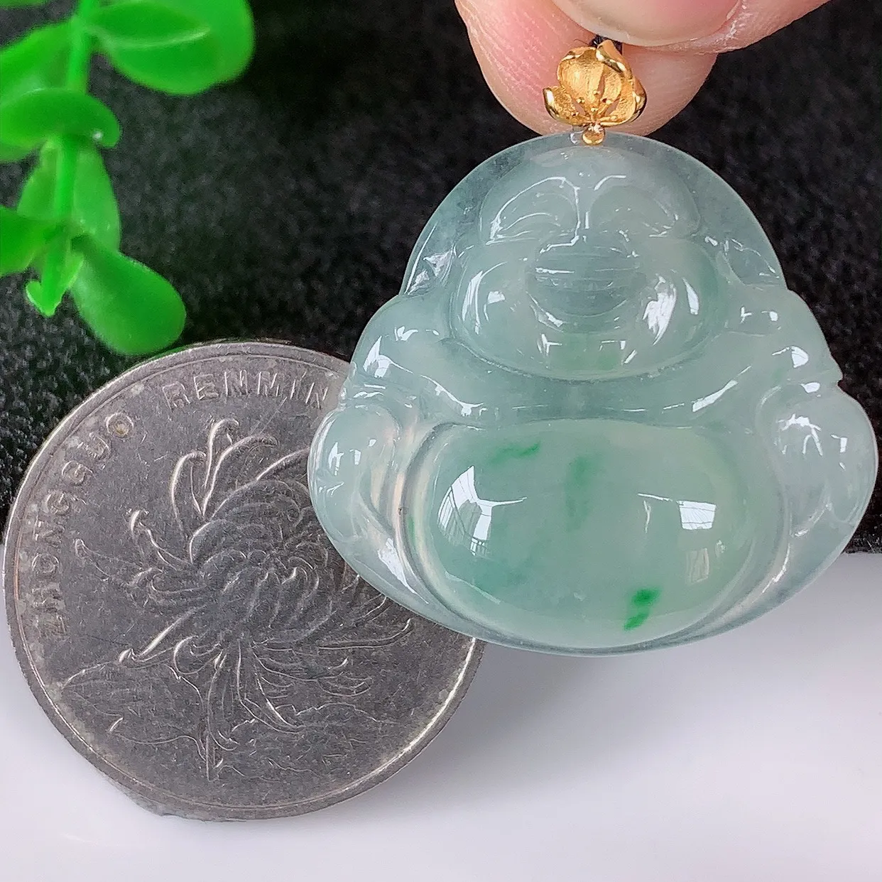 自然光实拍，18K金镶嵌冰种飘阳绿翡翠佛公吊坠，冰透饱满， 佛公亦保平安，寓意有福（佛公）相伴，品相佳，配戴优雅迷人！#1.14整体28.8*裸石24.5*26.8*5.5