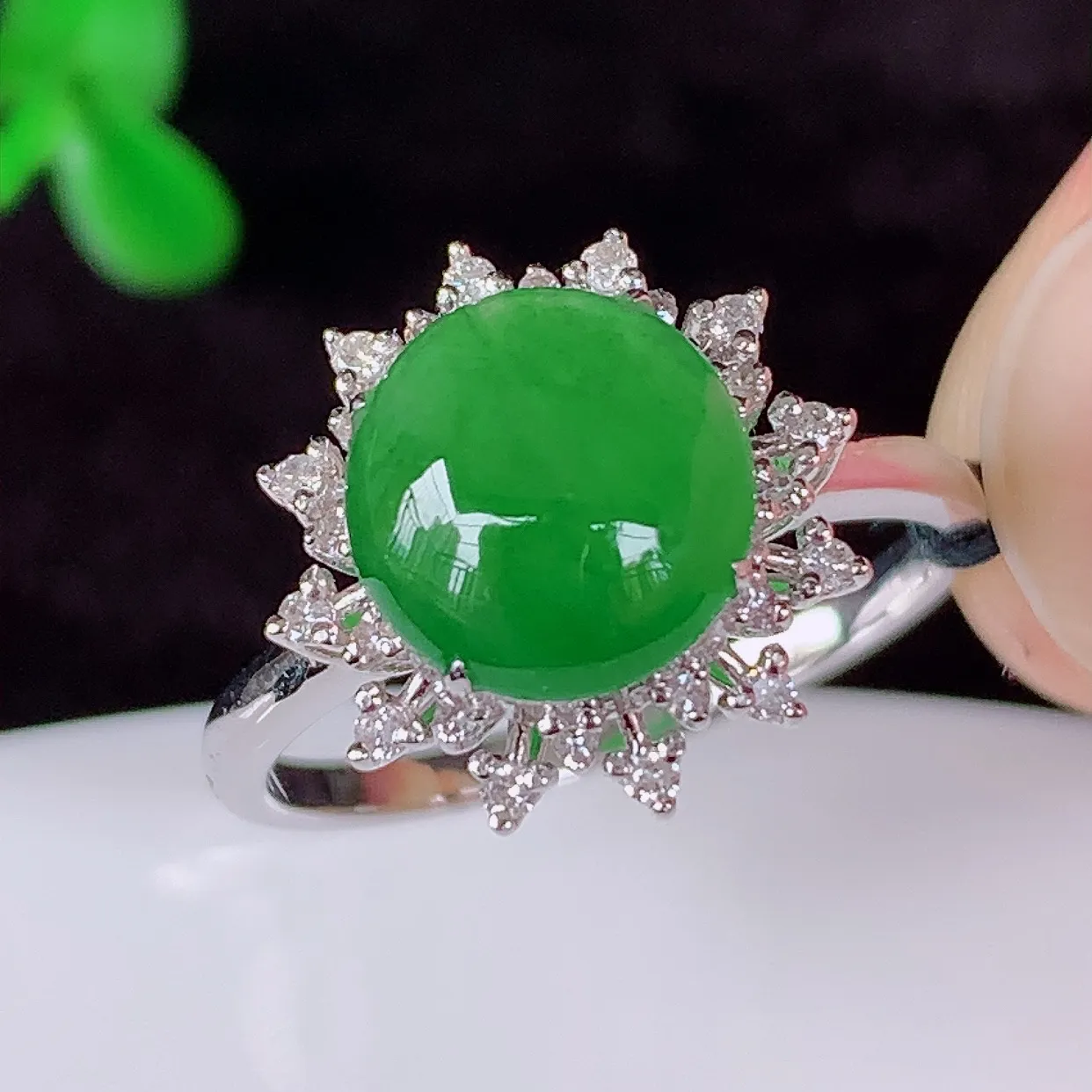 自然光实拍 18K金精工镶嵌冰种满绿翡翠蛋面戒指，玉质细腻，翡翠色泽均匀，艳丽饱满，款式高贵大气，13圈口，上手亮眼，#83.14内径18*戒指整体25.5*8裸石8.8*8.5