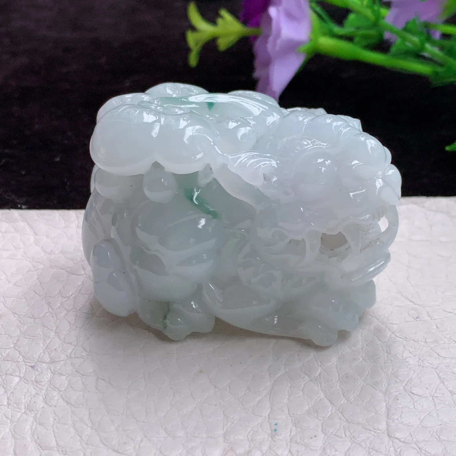 lz实拍50.3*30.9*34.5老坑精雕胶感霸气貔貅 翡翠皮休玉坠 小摆