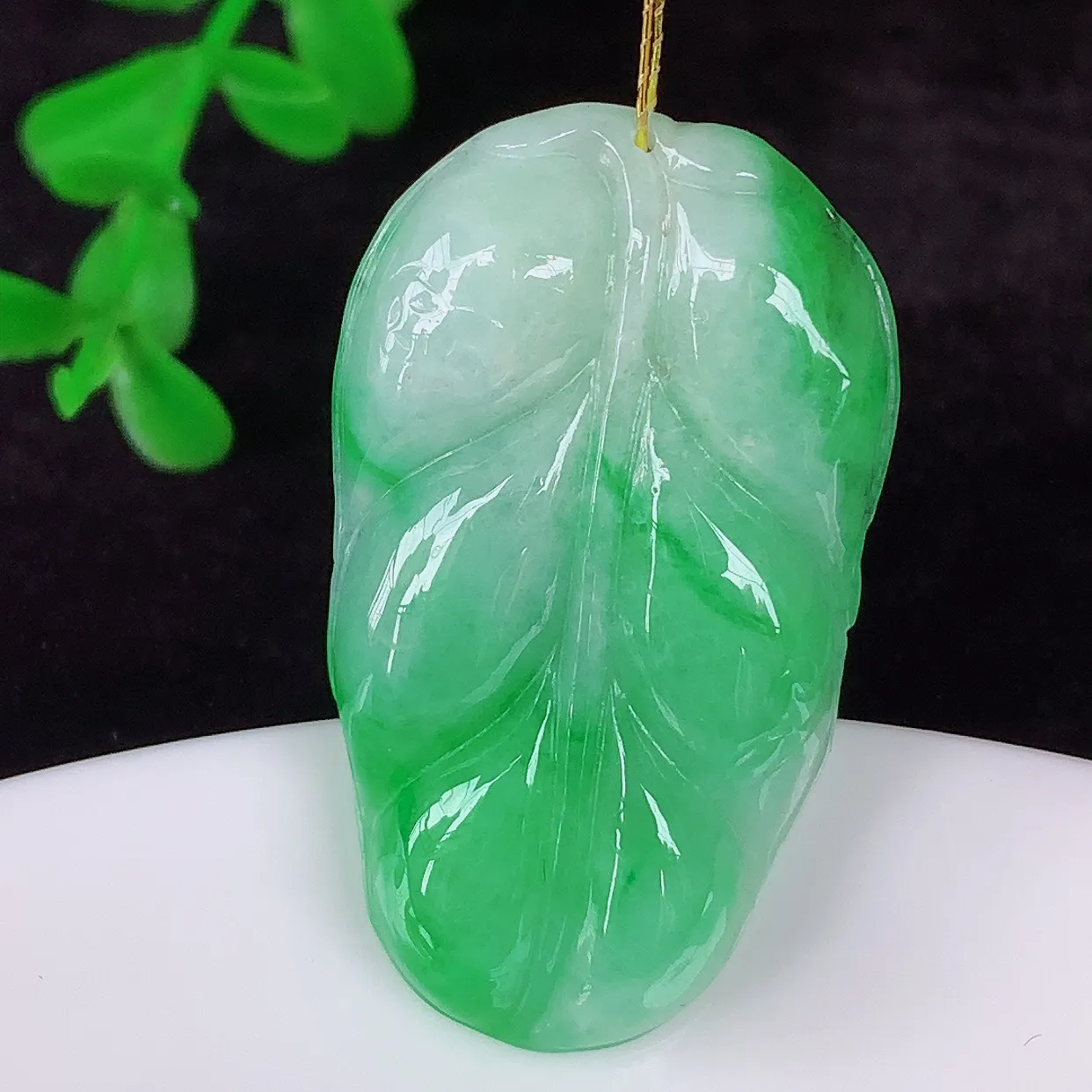 自然光实拍，冰润冰糯种飘阳绿翡翠事业有成叶子吊坠，莹润且起胶，叶子清秀优雅，佩戴大业有成！#35.14