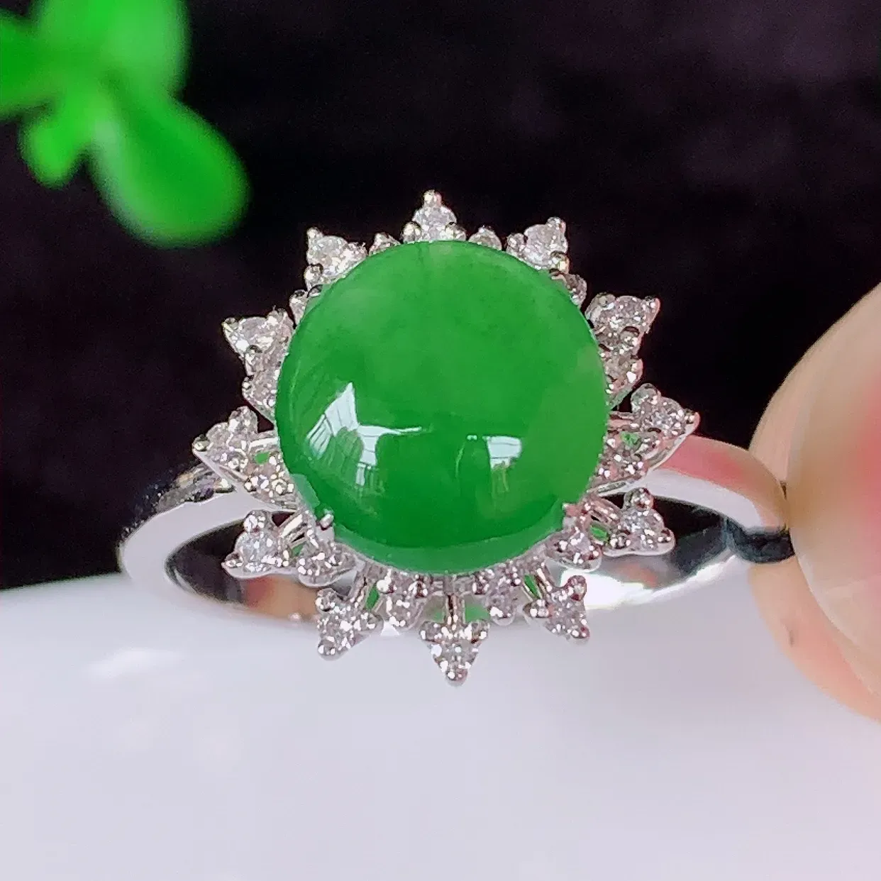 自然光实拍 18K金精工镶嵌冰种满绿翡翠蛋面戒指，玉质细腻，翡翠色泽均匀，艳丽饱满，款式高贵大气，13圈口，上手亮眼，#83.14内径18*戒指整体25.5*8裸石8.8*8.5