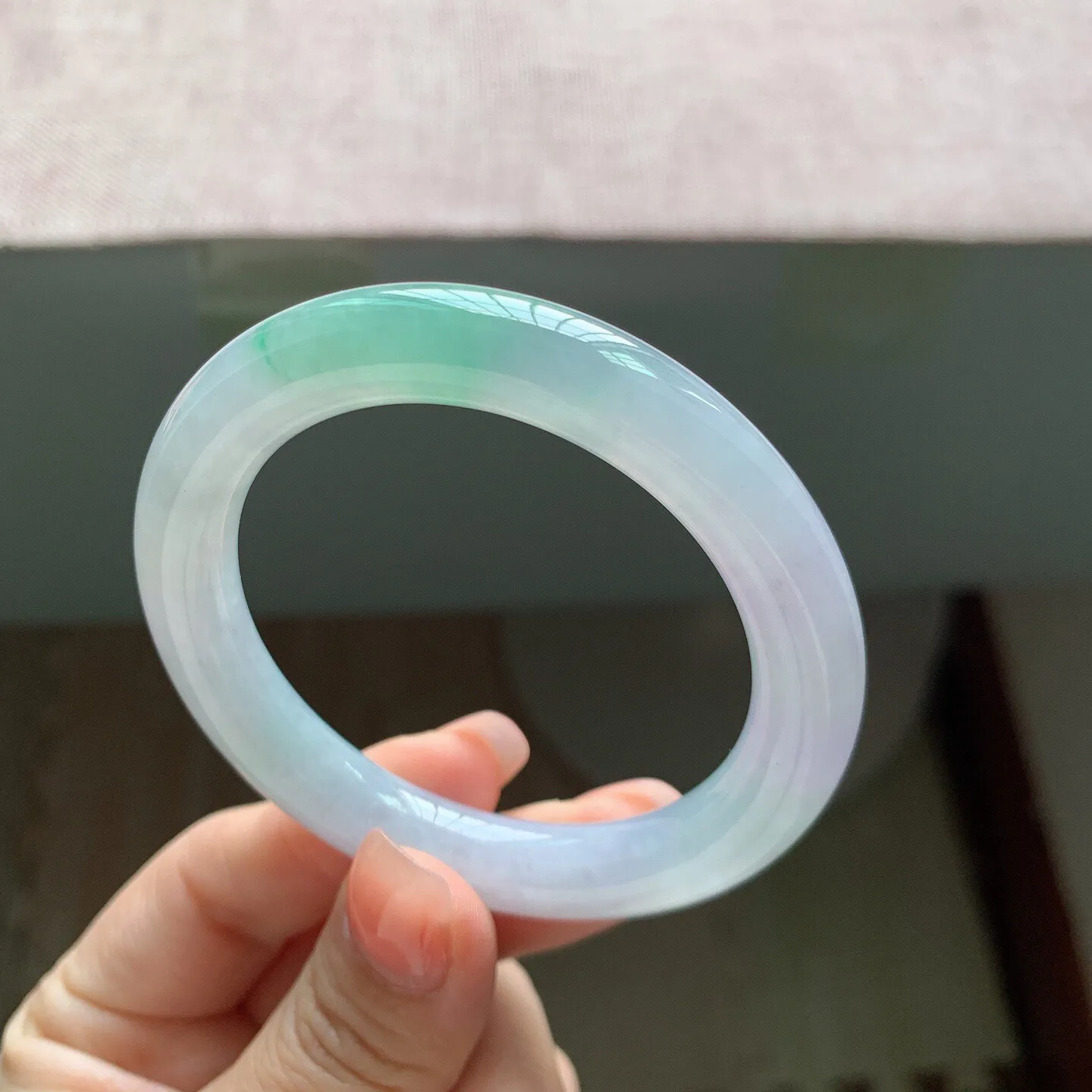 50-51圈口，自然光实拍，老坑冰胶春彩圆条翡翠手镯，尺寸:50.7-9.2mm，重量44.66g，