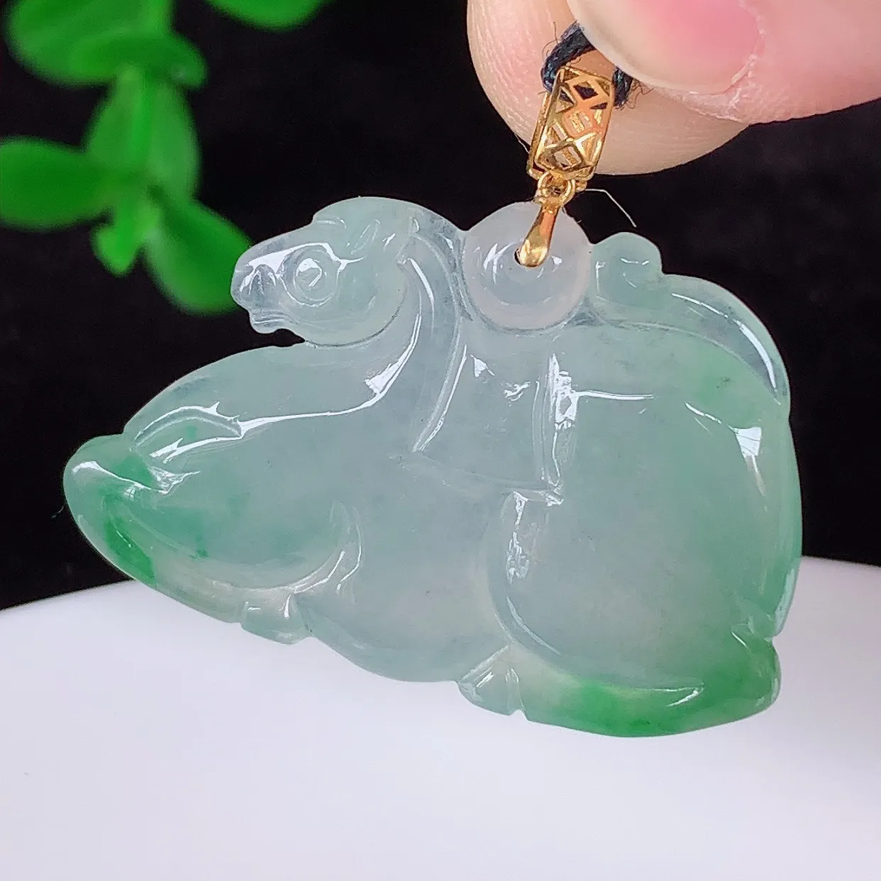 自然光实拍，18k金镶嵌冰种飘绿翡翠生肖马吊坠，马上有钱，沁人心脾，精致典雅的设计，为佩戴者，增添色彩，送礼自留都是佳品选择！#1.14