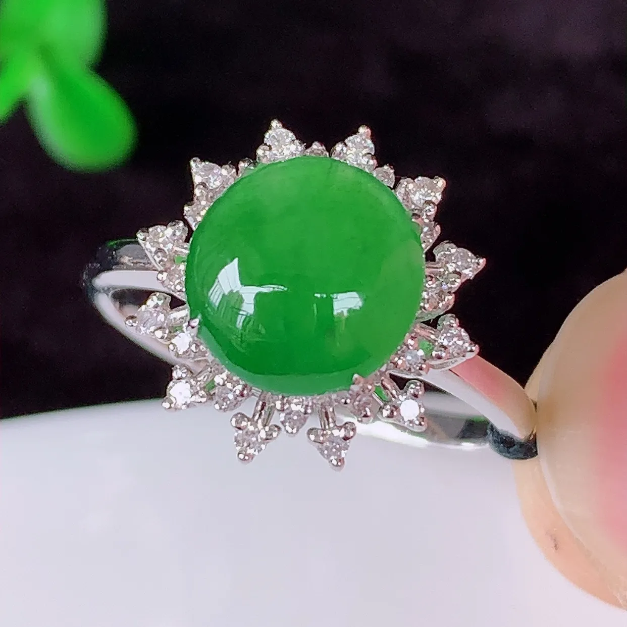 自然光实拍 18K金精工镶嵌冰种满绿翡翠蛋面戒指，玉质细腻，翡翠色泽均匀，艳丽饱满，款式高贵大气，13圈口，上手亮眼，#83.14内径18*戒指整体25.5*8裸石8.8*8.5