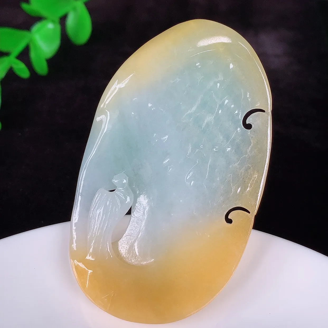 自然光实拍，大件冰润冰黄翡翡翠悟道吊坠，翡翠悟道寓意“祥和，安宁，吉祥，幸福”，佩戴效果优雅迷人，性价比超高！#60.14