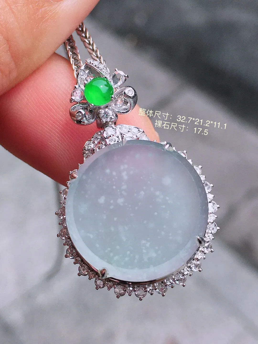 冰种平安扣吊坠，玉质细腻，荧光感超
强，饱满圆润，气质满满。18k
金豪华镶嵌