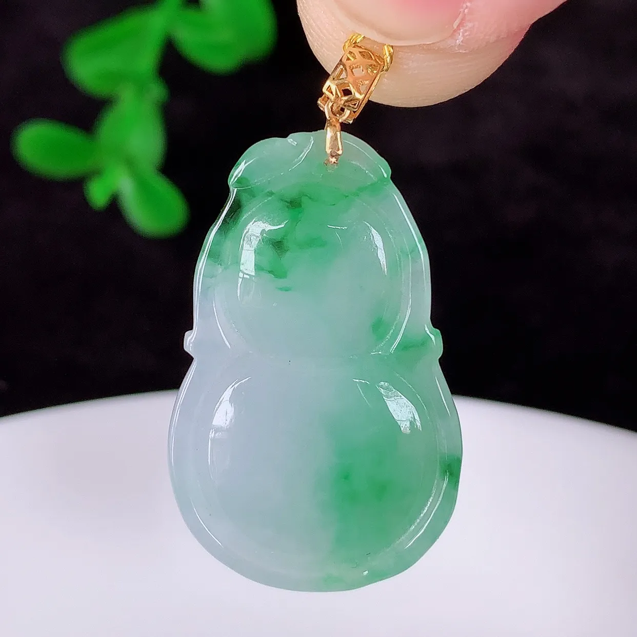自然光实拍 18K金镶嵌冰润冰糯种飘阳绿翡翠葫芦吊坠，翡翠葫芦，寓意福禄双全，财源滚滚，佩戴效果优雅迷人！#00.14