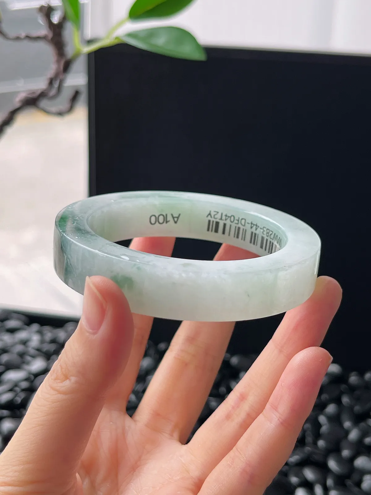 翡翠镯胚，带镯心，⭕️正圈最大做55，圆条最大做51。最小做53。尺寸71-53-12-9