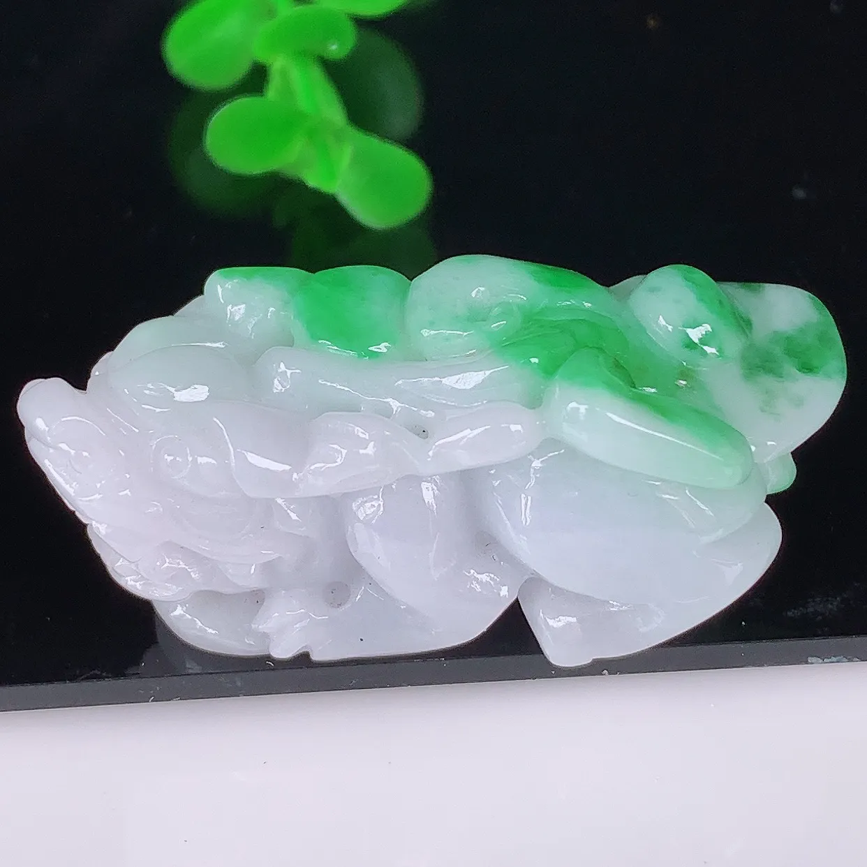 自然光实拍，冰润冰糯种飘阳绿翡翠招财貔貅吊坠，民间有“一摸貔貅运程旺盛，再摸貔貅财运滚滚，三摸貔貅平步青云 ”的美好祝愿。#41.14