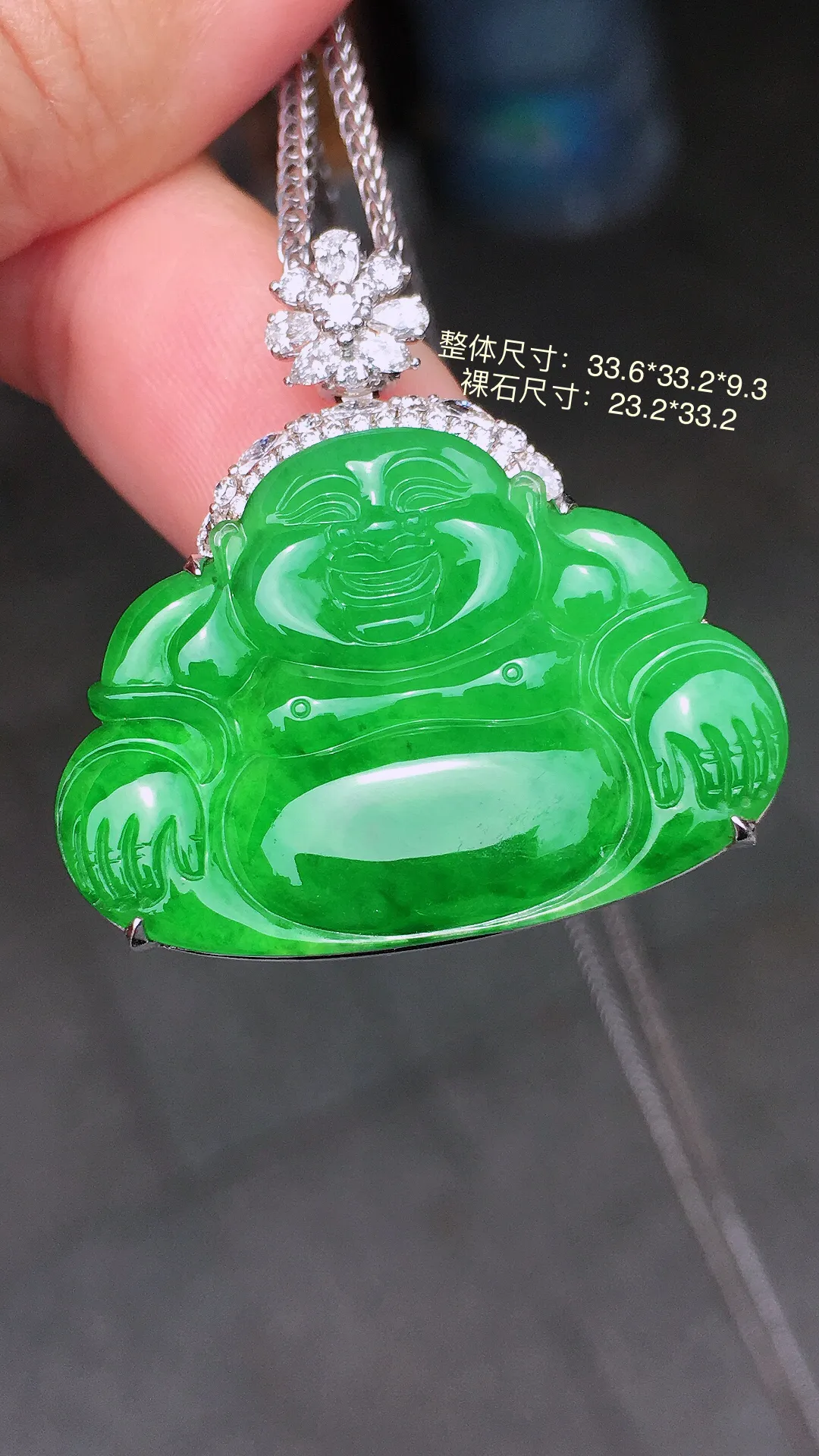 阳绿佛公吊坠，色泽均匀艳丽，玉质细腻，荧光感超
强，饱满圆润，气质满满。18k
金豪华镶嵌