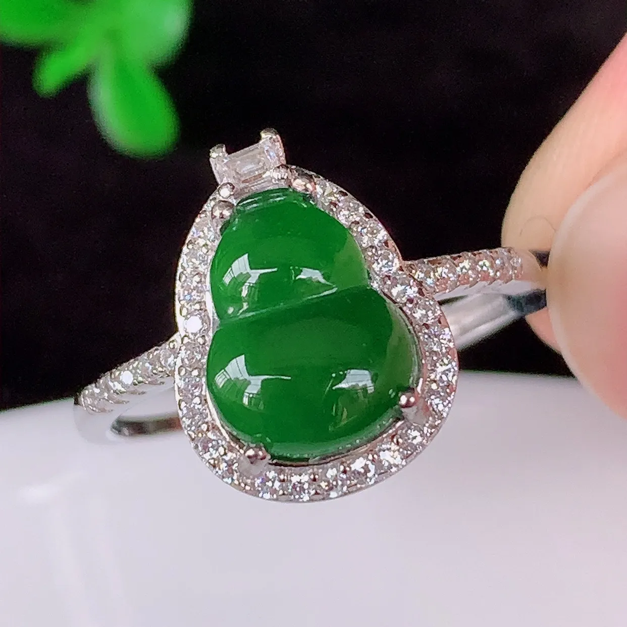 冰透满绿翡翠925银镶嵌葫芦戒指，自然光实拍，翠色灵动，颜色漂亮，种老水足，品相佳，佩戴佳品！#96.14圈口18*内径19*整体25.5*6裸石9.8*7（圈口可调大小）