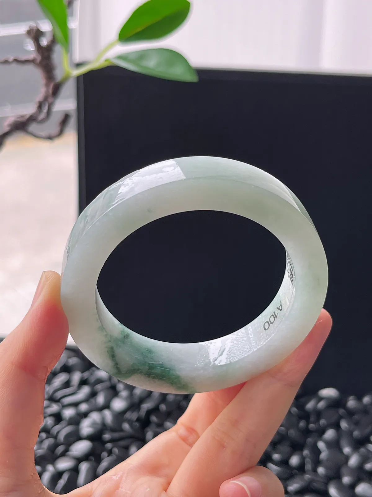 翡翠镯胚，带镯心，⭕️正圈最大做55，圆条最大做51。最小做53。尺寸71-53-12-9