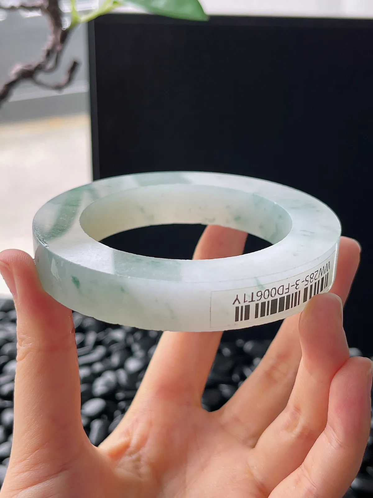 翡翠镯胚，⭕️正圈最大做64，圆条最大做60。最小做55。尺寸80-55-12-12