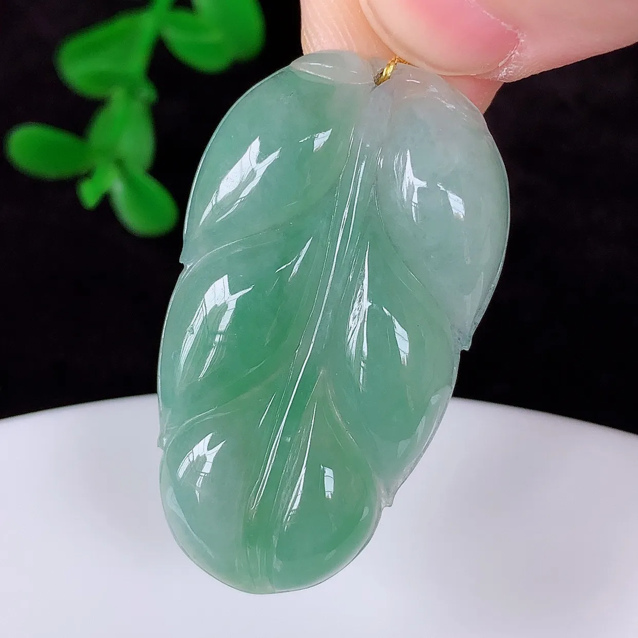 自然光实拍，冰润冰飘绿翡翠事业有成叶子吊坠，莹润且起胶，叶子清秀优雅，佩戴大业有成！#00.14