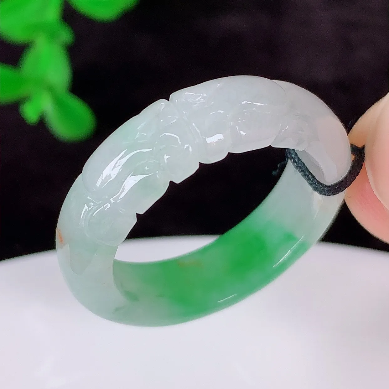 自然光实拍，冰润冰糯种飘阳绿龙20mm内径翡翠指环，玉戒指，玉质莹润，好精美好冰润的指环，20圈口，上手纤巧！#1.14