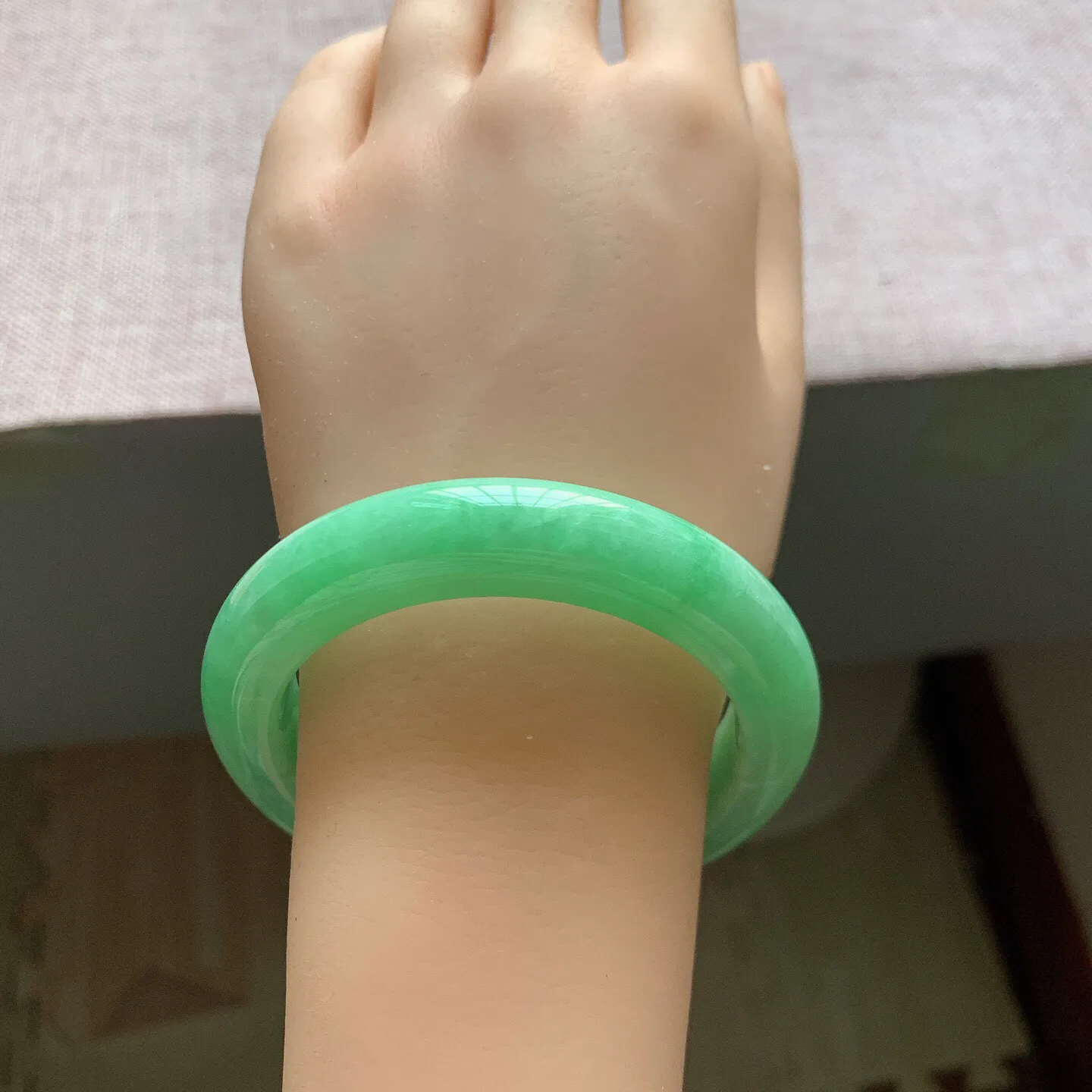 53-54圈口。自然光实拍，老坑冰润满绿正圈翡翠手镯，尺寸:54-11.6-9.7mm，重量65.18g，无纹裂，