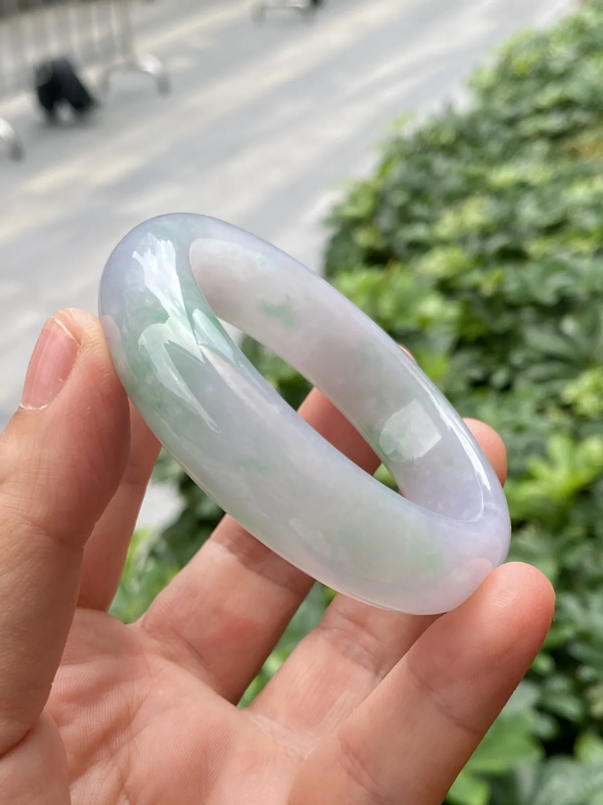 推荐【54圈冰绿春彩镯】冰透，起光，整圈淡紫罗兰飘绿，水润，无纹裂，品相超佳，超值～～ 54*13*8.8
