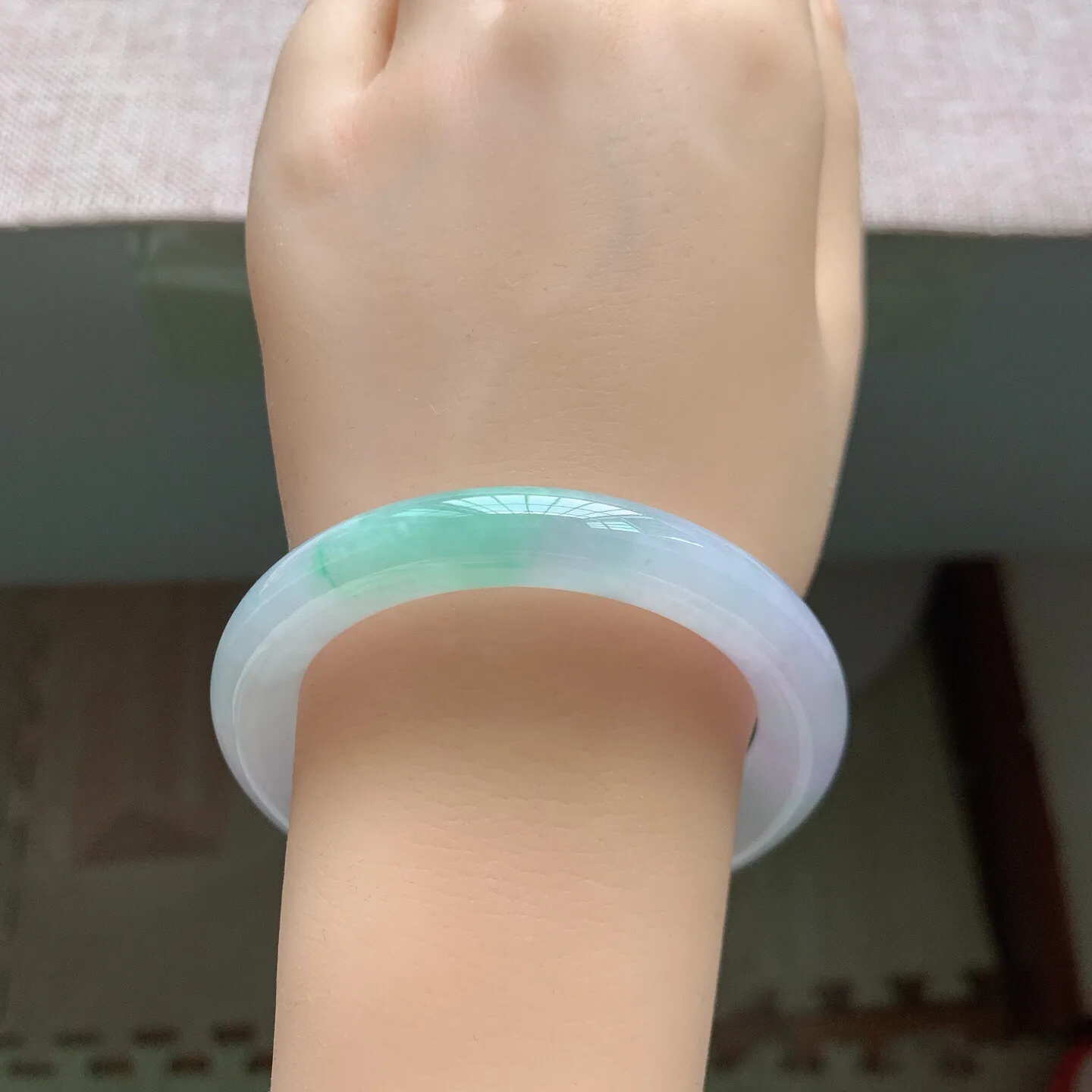 50-51圈口，自然光实拍，老坑冰胶春彩圆条翡翠手镯，尺寸:50.7-9.2mm，重量44.66g，