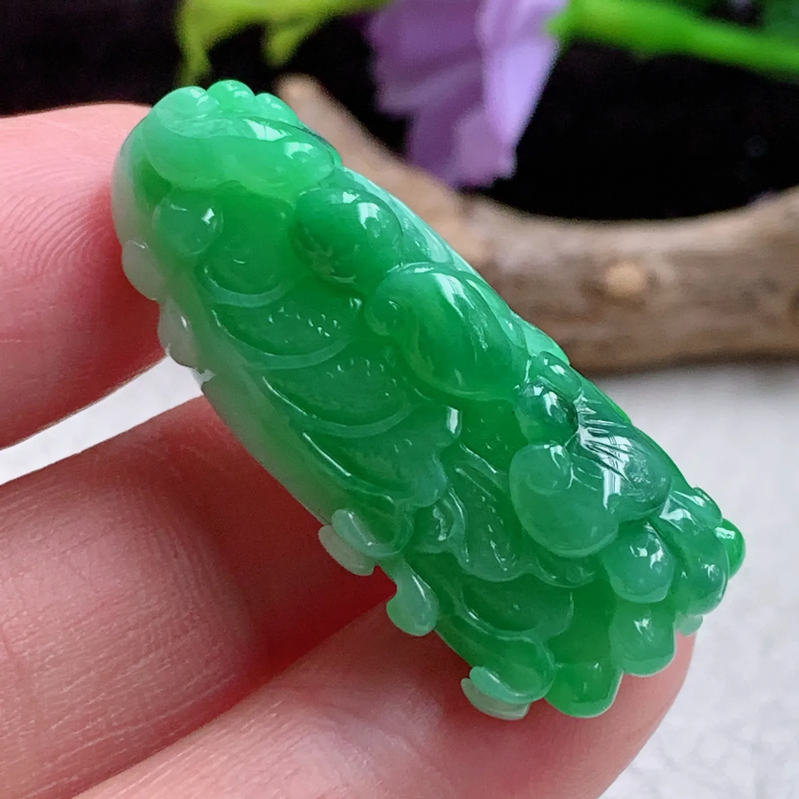 lz实拍36.9*17.8*14.2老坑精雕胶感辣绿百财聚来 翡翠白菜玉吊坠