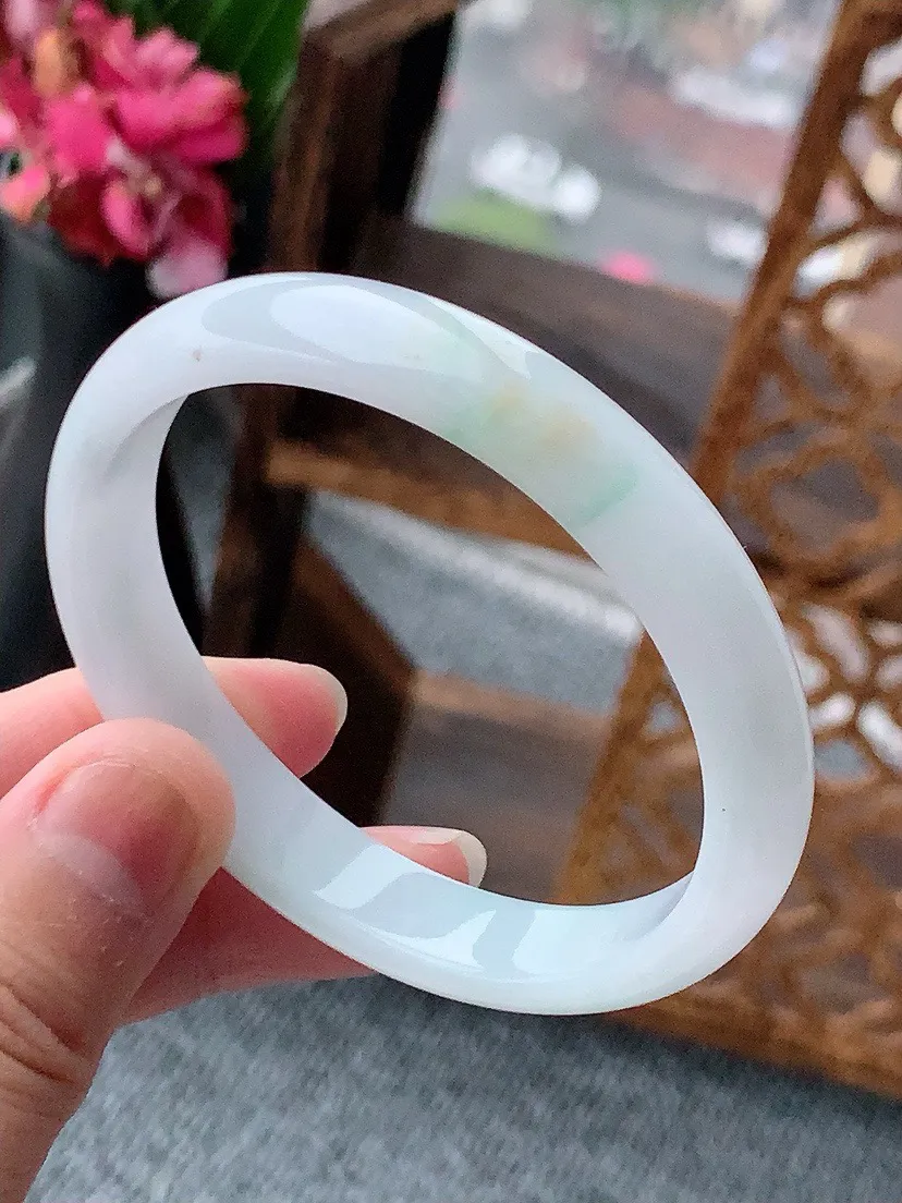 a货翡翠老坑飘绿贵妃手镯52-53小圈口 尺寸52.8×47×10×5.8mm 重量30.40g 0
