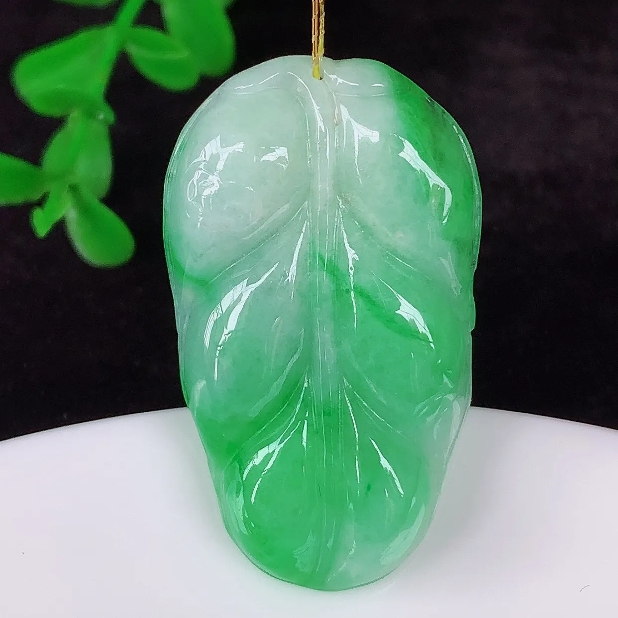 自然光实拍，冰润冰糯种飘阳绿翡翠事业有成叶子吊坠，莹润且起胶，叶子清秀优雅，佩戴大业有成！#35.1