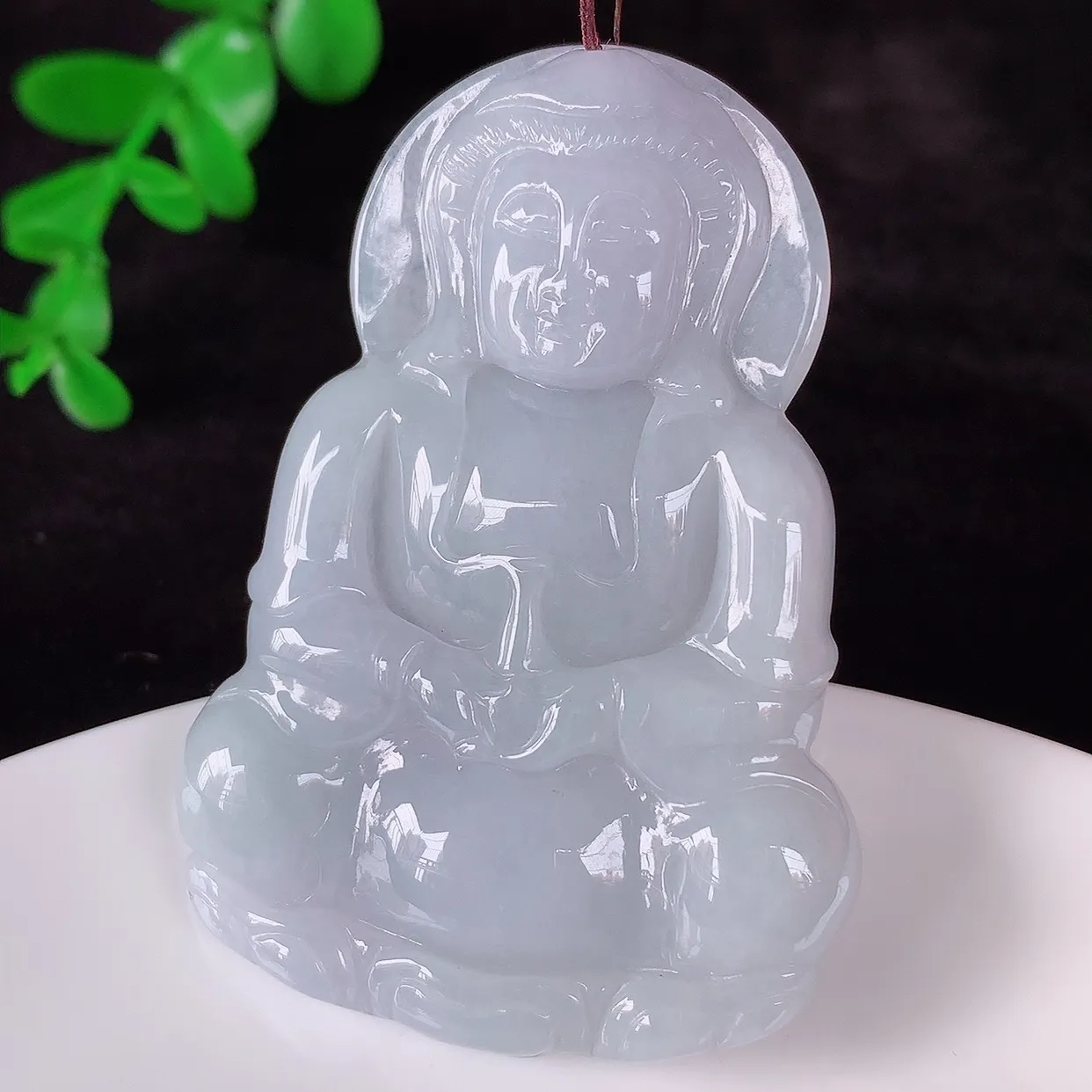 自然光实拍，冰糯种紫罗兰翡翠观音吊坠，赐福翡翠观音，翠色迷人，观音面相端庄，佩戴时尚出众！#57.14