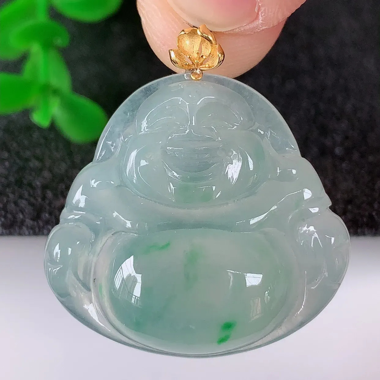 自然光实拍，18K金镶嵌冰种飘阳绿翡翠佛公吊坠，冰透饱满， 佛公亦保平安，寓意有福（佛公）相伴，品相佳，配戴优雅迷人！#1.14整体28.8*裸石24.5*26.8*5.5