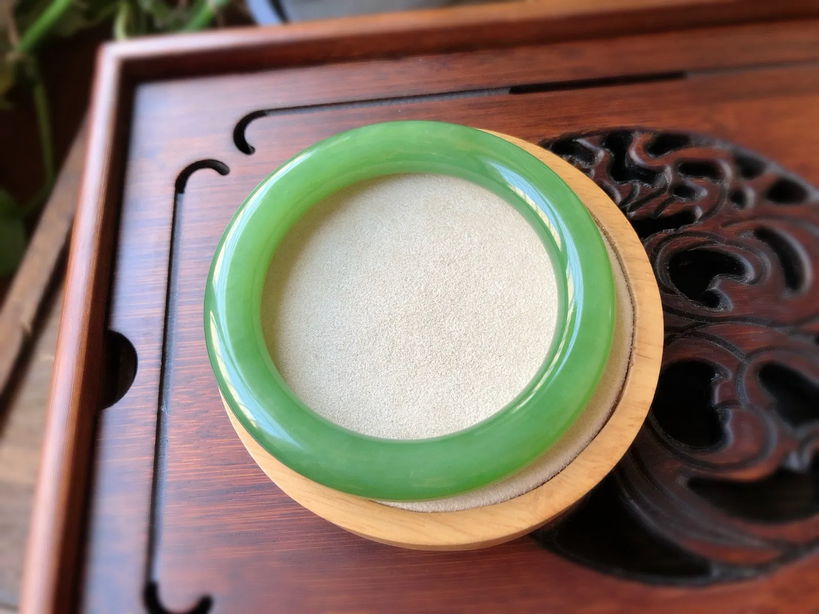 圈口58   尺寸10.5*11 天然和田玉 碧玉手镯，收藏级精品，超美粉绿圆条，精品老坑料，质地温润