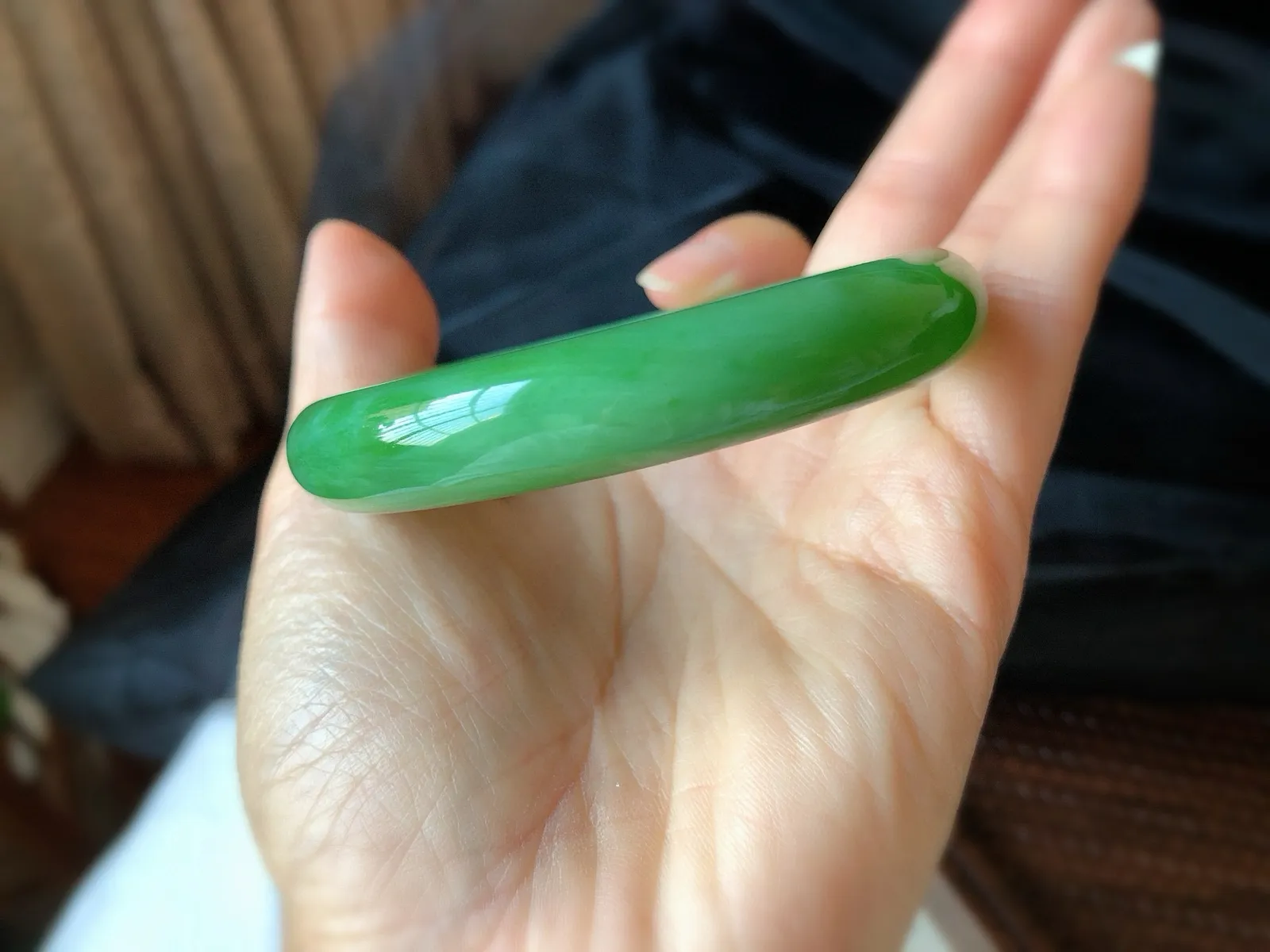 圈口58    尺寸12*8.4 天然和田玉 碧玉手镯，超美辣绿色，收藏级精品老坑料，7号坑，质地温