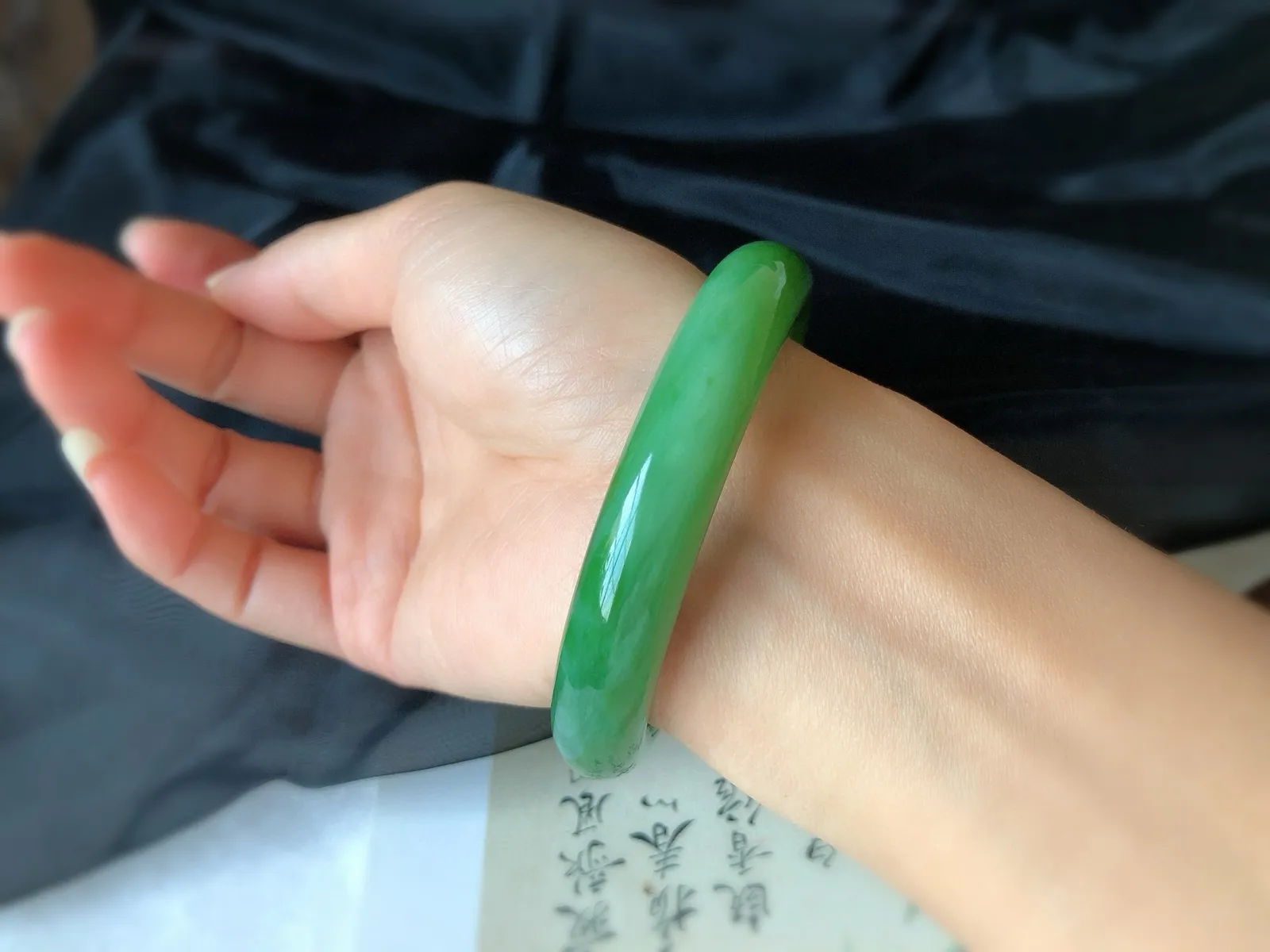 圈口58    尺寸12*8.4 天然和田玉 碧玉手镯，超美辣绿色，收藏级精品老坑料，7号坑，质地温润，品相好