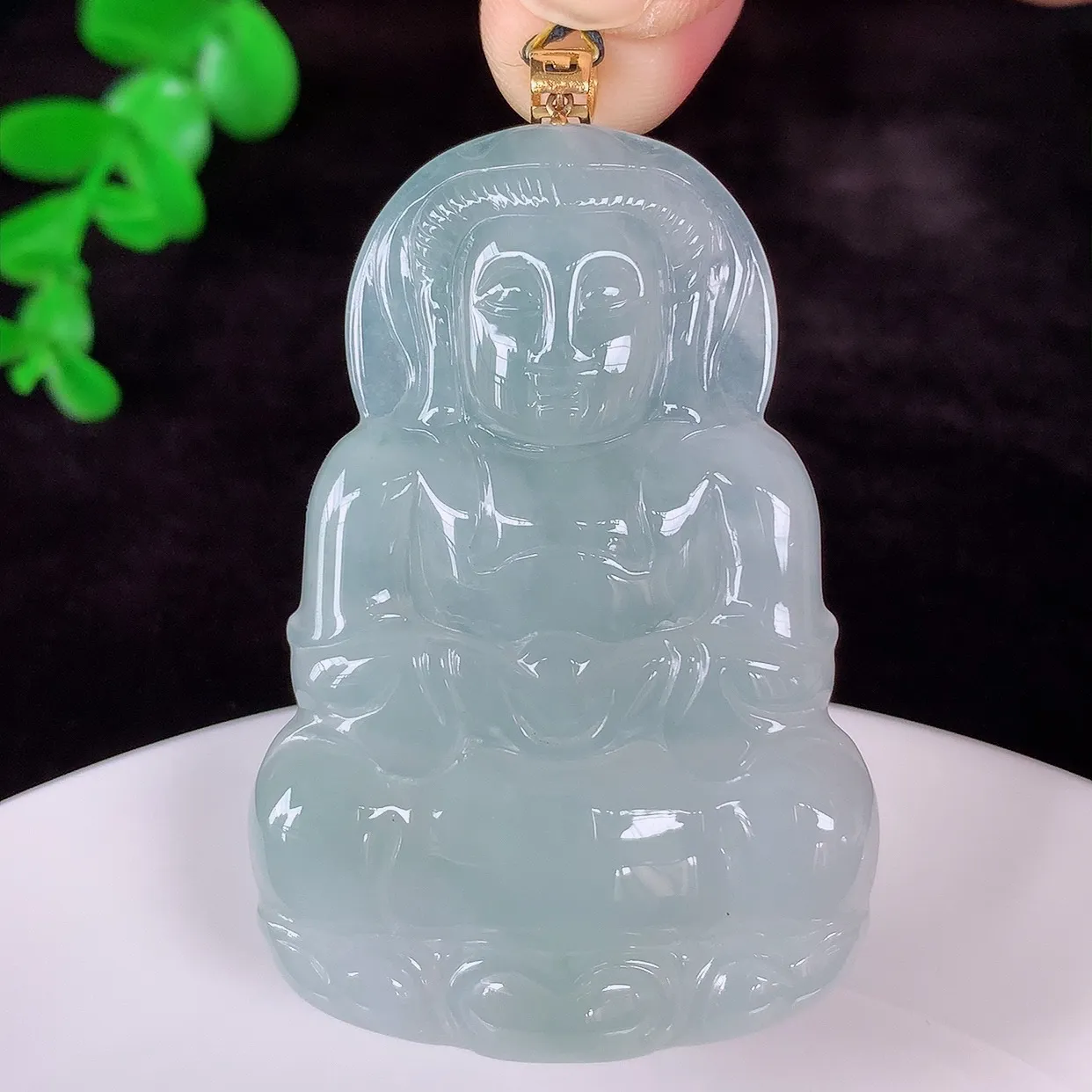 自然光实拍，18K金镶嵌大件冰种翡翠观音吊坠，赐福翡翠观音，翠色迷人，观音面相端庄，佩戴时尚出众！#35.14整体60*裸石52.8*35.6*5