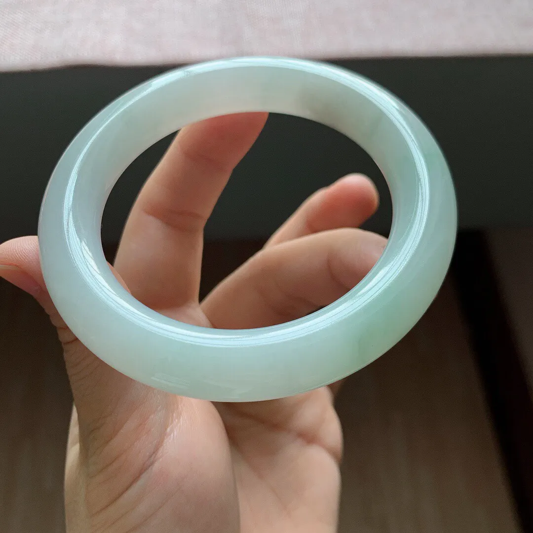 58-59圈口，自然光实拍，老坑冰糯飘花胖圆条翡翠手镯，尺寸:58.2-12mm，重量84.23