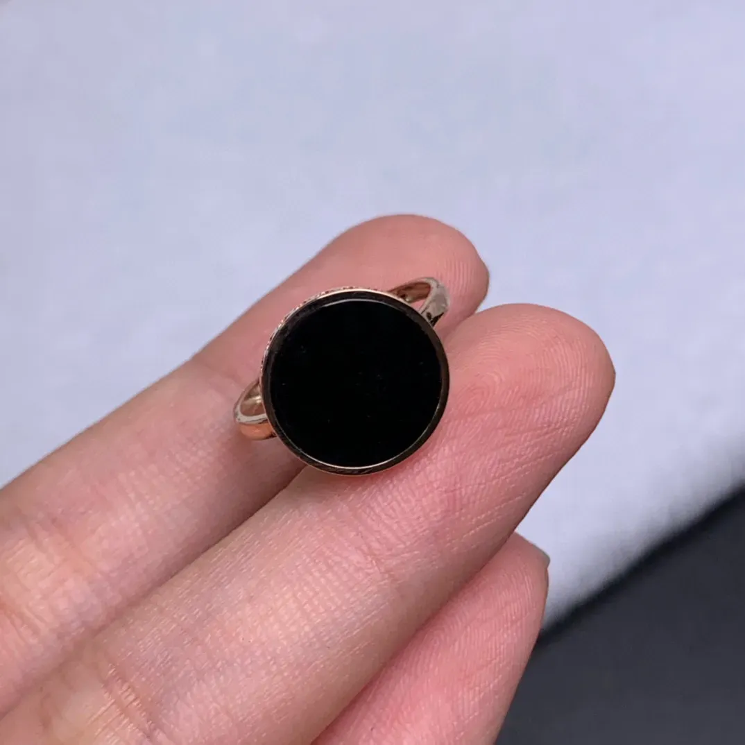 缅甸墨翠圆牌戒指，黑度黑 种老肉质细 打灯色绿 冰透十足，18k玫瑰金镶嵌，超大尺寸，上手简约百搭 