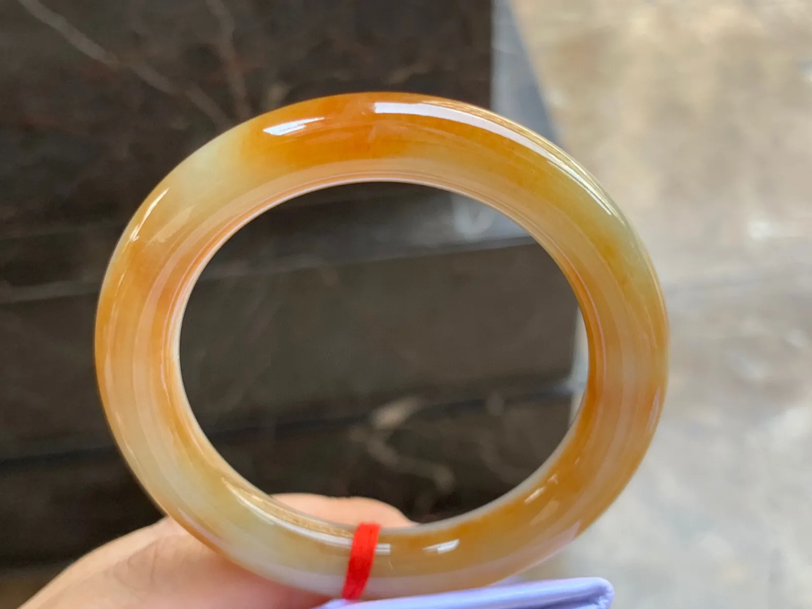 53.5-10mm
黄翡圆条手镯 底子细腻 颜色艳丽 上手特色漂亮
