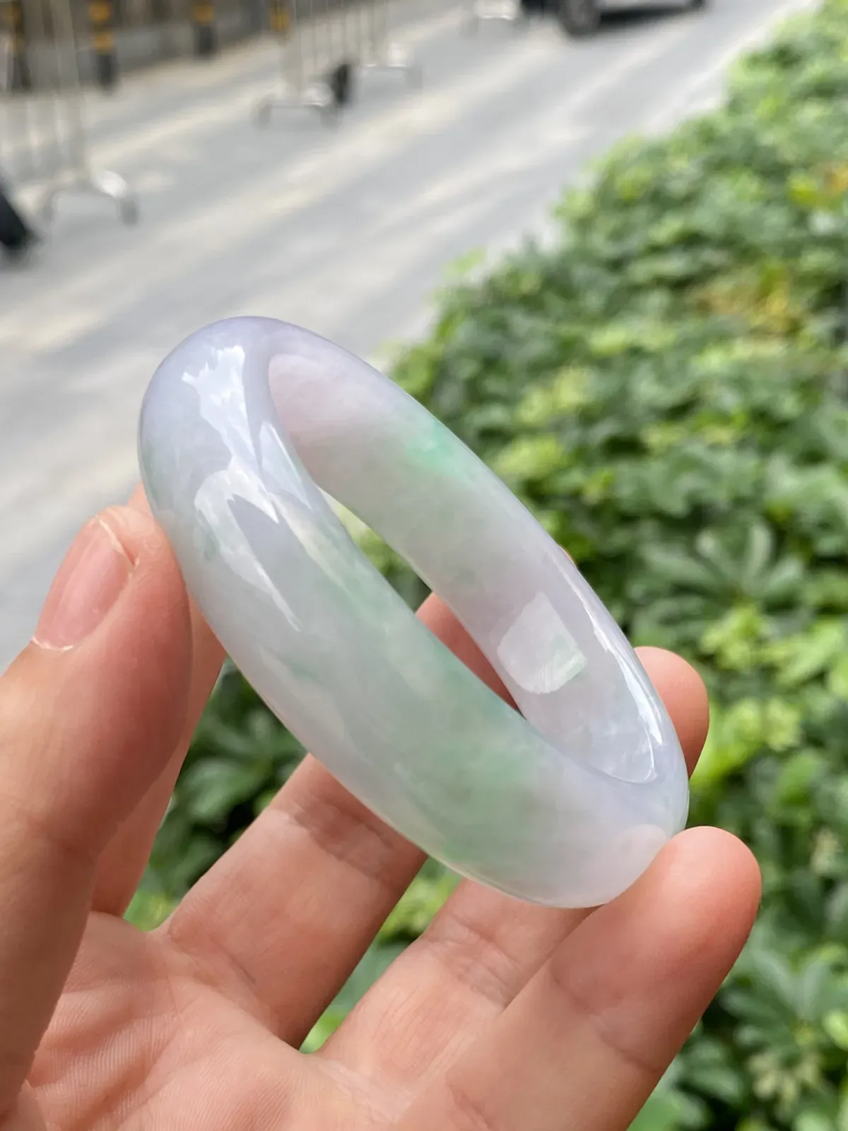 推荐【54圈冰绿春彩镯】冰透，起光，整圈淡紫罗兰飘绿，水润，无纹裂，品相超佳，超值～～ 54*13*8.8