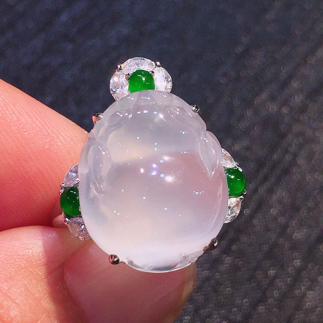 冰种貔貅戒指，玉质细腻，荧光感超
强，饱满圆润，气质满满。18k
金豪华镶嵌