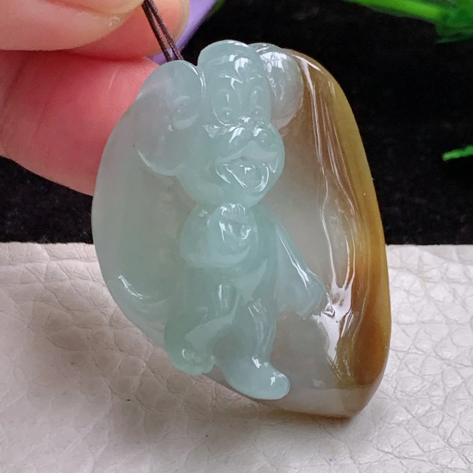 lz实拍38*28.9*14.2老坑精雕胶感双彩可爱卡通米老鼠翡翠鼠玉吊坠