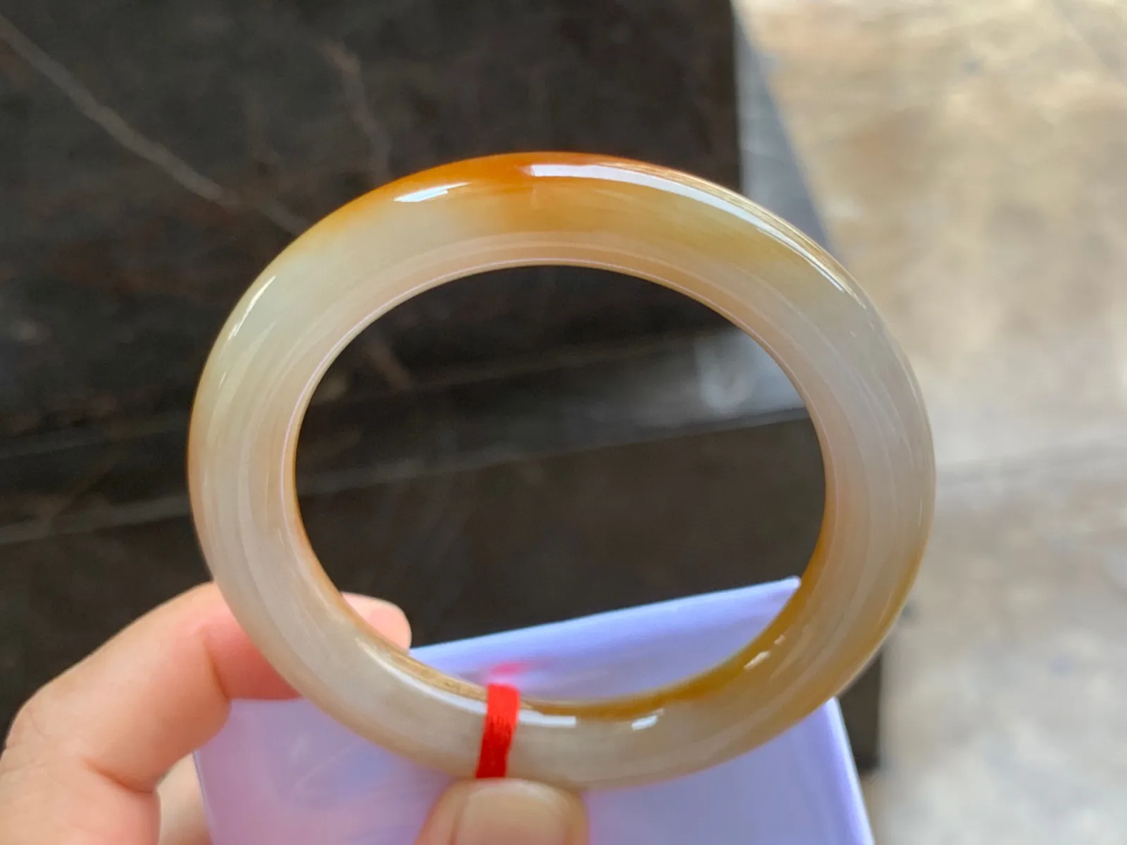53.5-10mm
黄翡圆条手镯 底子细腻 颜色艳丽 上手特色漂亮