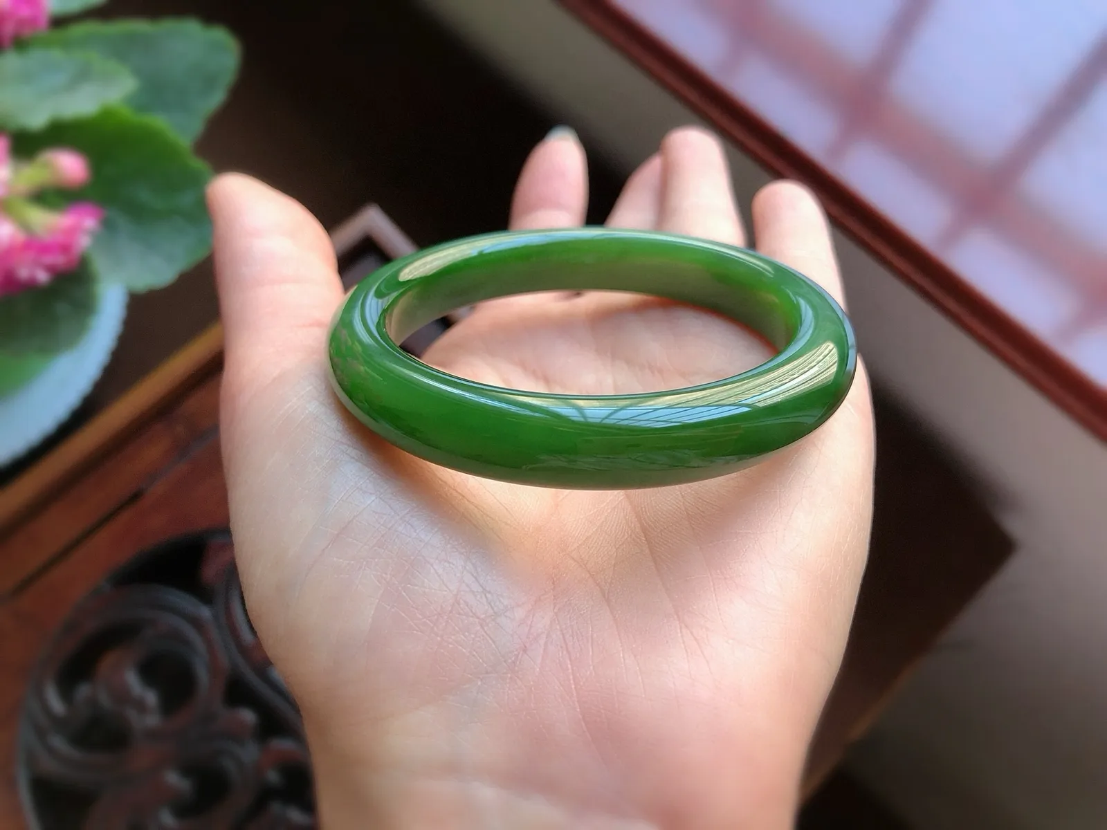 圈口53.7  尺寸10.4*8.6 天然和田玉 碧玉手镯，满色菠菜绿，精品老坑料，质地温润，底子冰透